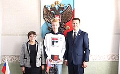 О. Хохлова и А. Пронюшкин вручили награду юному герою