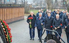 С. Лукин возложил цветы к мемориалу на Аллее Героев в Воронеже