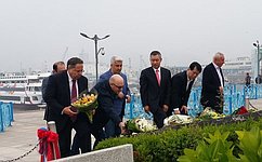 Делегация Совета Федерации в Южной Корее возложила венки к памятнику российским морякам в Инчхоне