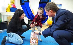 А. Епишин исполнил новогоднюю мечту четырехлетней Анны из Тверской области