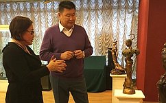 В. Мархаев посетил выставку современной бурятской бронзовой пластики «Бронзовая принцесса»