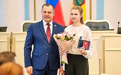 И. Мурог вручил медаль Совета Федерации «За проявленное мужество» юной героине из Рязанской области