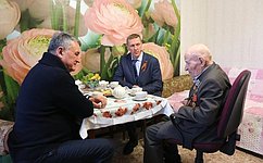Ю. Воробьев вручил юбилейную медаль «75 лет Победы в Великой Отечественной войне 1941–1945 годов» фронтовику М. Сметанину