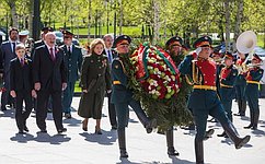 В. Матвиенко приняла участие в церемонии возложения венка к Могиле Неизвестного солдата у Кремлевской стены