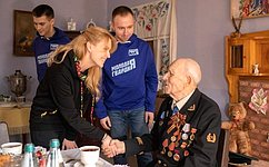 Д. Лантратова встретилась с ветераном Великой Отечественной войны из Антрацита, почтила память погибших в боях за освобождение Луганска
