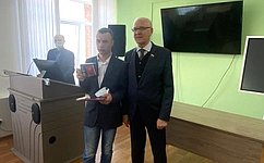 С. Брилка наградил памятной медалью Совета Федерации «За проявленное мужество» мальчика, спасшего отца при пожаре