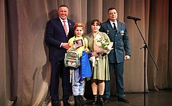О. Кувшинников наградил юную вологжанку памятной медалью Совета Федерации «За проявленное мужество»
