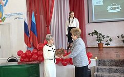 О. Бас передала в фонд школьной библиотеки издание под названием «Солдатские письма»