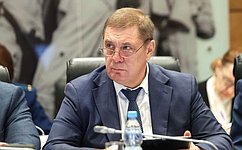 Н. Семисотов вручил награды Совета Федерации трудящимся волгоградцам