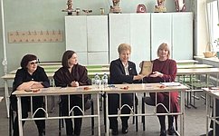 О. Бас посетила класс химико-биологической специализации Луганской школы № 5 имени Владимира Даля