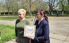 О. Бас совместно со школьниками провела субботник в Луганской Народной Республике