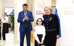 Л. Гумерова и Д. Василенко открыли в верхней палате выставку детского рисунка «Жизнь, делённая на граммы»