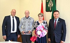 Сенатор А. Ролик вручил приморским семьям почетный знак «Семейная доблесть»