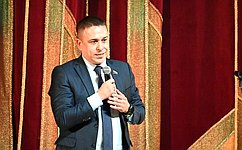 При поддержке А. Гибатдинова в Ульяновске прошёл праздничный концерт для детей участников специальной военной операции