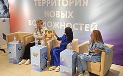 О. Бас в преддверии Дня солидарности трудящихся приняла участие во встрече в ЛНР
