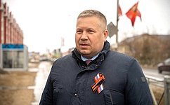 Д. Гусев принял участие в установке стенда памяти об участниках Великой Отечественной войны