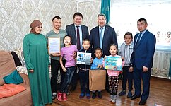 В. Полетаев вручил благодарственные письма многодетным родителям из Республики Алтай
