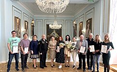 Е. Алтабаева наградила организаторов и участников выставки «Из Севастополя с любовью…»
