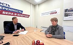 А. Брыксин помог приобрести вынужденным переселенцам бытовую технику