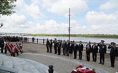 И. Мартынов принял участие в возложении цветов к памятникам воинской славы