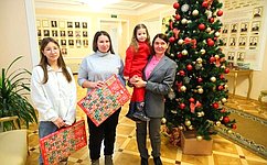 Ю. Лазуткина приняла участие в благотворительной акции «Ёлка желаний»