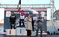 Р. Галушина вручила награды победительницам женского заезда гонок на снегоходах