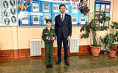 А. Шейкин вручил медаль «За проявленное мужество» юному герою из Амурской области