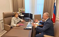 Л. Скаковская провела в Совете Федерации рабочую встречу с Арсением Белоусовым, потомком знаменитого гончарного мастера из города Торжка Егора Белоусова