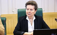 Н. Комарова в Совете Федерации провела встречу со школьниками из ХМАО-Югры