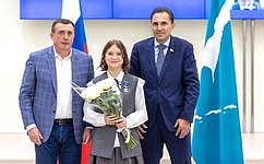 А. Хапочкин вручил медаль «За проявленное мужество» сахалинской школьнице