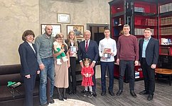 А. Усс вручил медали Совета Федерации красноярским детям, совершившим героические поступки