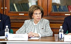 Л. Скаковская поприветствовала организаторов, участников и гостей выставки «Кистью и сердцем», которая проходит в Тверском государственном объединенном музее