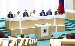 На «парламентской разминке» сенаторы обсудили темы демографии, поддержки семей участников СВО, развития сельских территорий