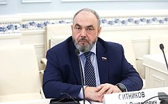 А. Ситников передал юным пациентам Салехардской больницы подарки, собранные ямальцами в рамках благотворительной акции «Коробка храбрости»