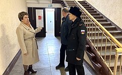 Е. Алтабаева побывала в военкомате Севастополя и пообщалась с сотрудниками и посетителями