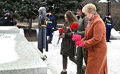 О. Бас посетила мемориал «Острая Могила» в ЛНР