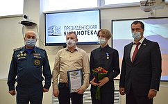 Э. Исаков наградил школьника из Югры памятной медалью «За проявленное мужество»