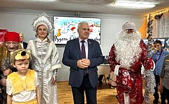 С. Мартынов вручил новогодние подарки юным жителям Марий Эл
