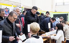 Е. Атанов: Активность голосующих на референдуме в Крыму очень высокая