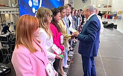 А. Артамонов вручил медали выпускникам Калужской области