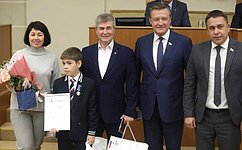 С. Рябухин и А. Гибатдинов наградили ульяновского школьника медалью Совета Федерации за проявленное мужество