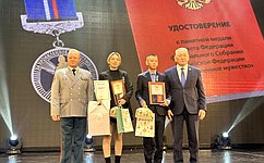 С. Афанасьев наградил юных якутских героев