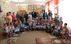 А. Жуков вручил подарки воспитанникам детских садов
