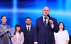 А. Карелин наградил победителя премии «Служение» за уникальную инициативу