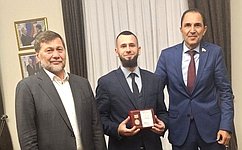 А. Хапочкин вручил памятные награды сотрудникам Министерства спорта РФ