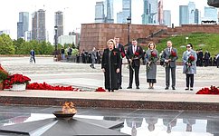 В. Матвиенко возложила цветы к Вечному огню в Парке Победы на Поклонной горе