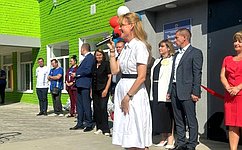 Д. Лантратова приняла участие в открытии школы после капитального ремонта, проверила восстановление социальных объектов в Первомайске и передала книги для восстановленной библиотеки