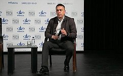 А. Гибатдинов встретился со студентами МФЮА в рамках патриотического мероприятия, посвященного подвигу участников СВО