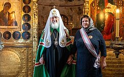 Святейший Патриарх Кирилл вручил Л. Глебовой орден святой Евфросинии Московской