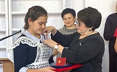 Л. Талабаева вручила медаль Совета Федерации «За проявленное мужество» Ангелине Гвоздь